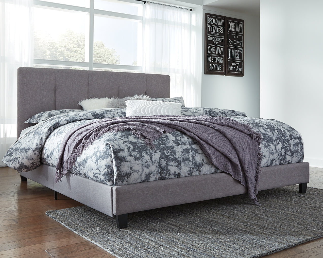 Dolante Signature Design by Ashley Upholstered Bed