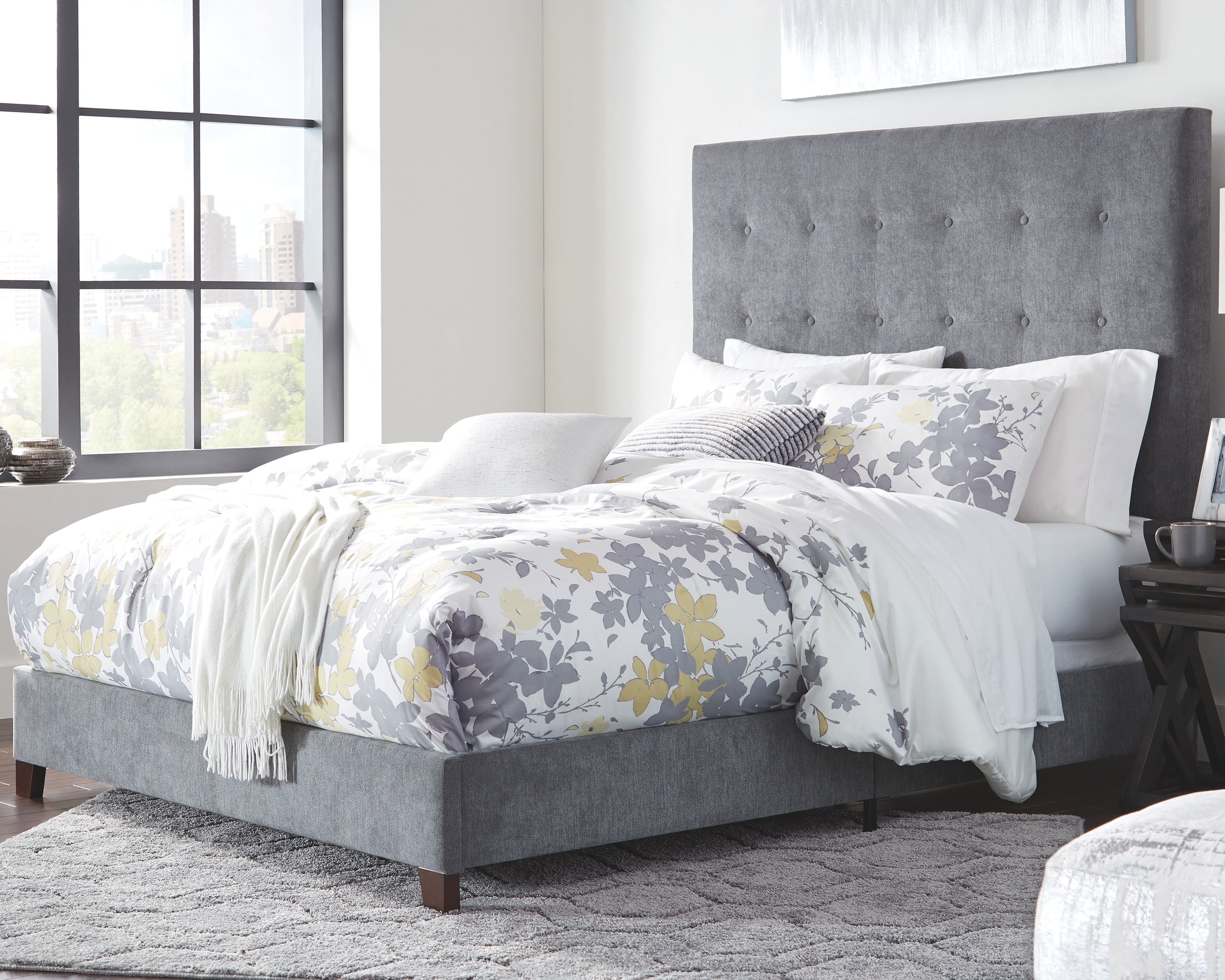 Dolante Signature Design by Ashley Upholstered Bed