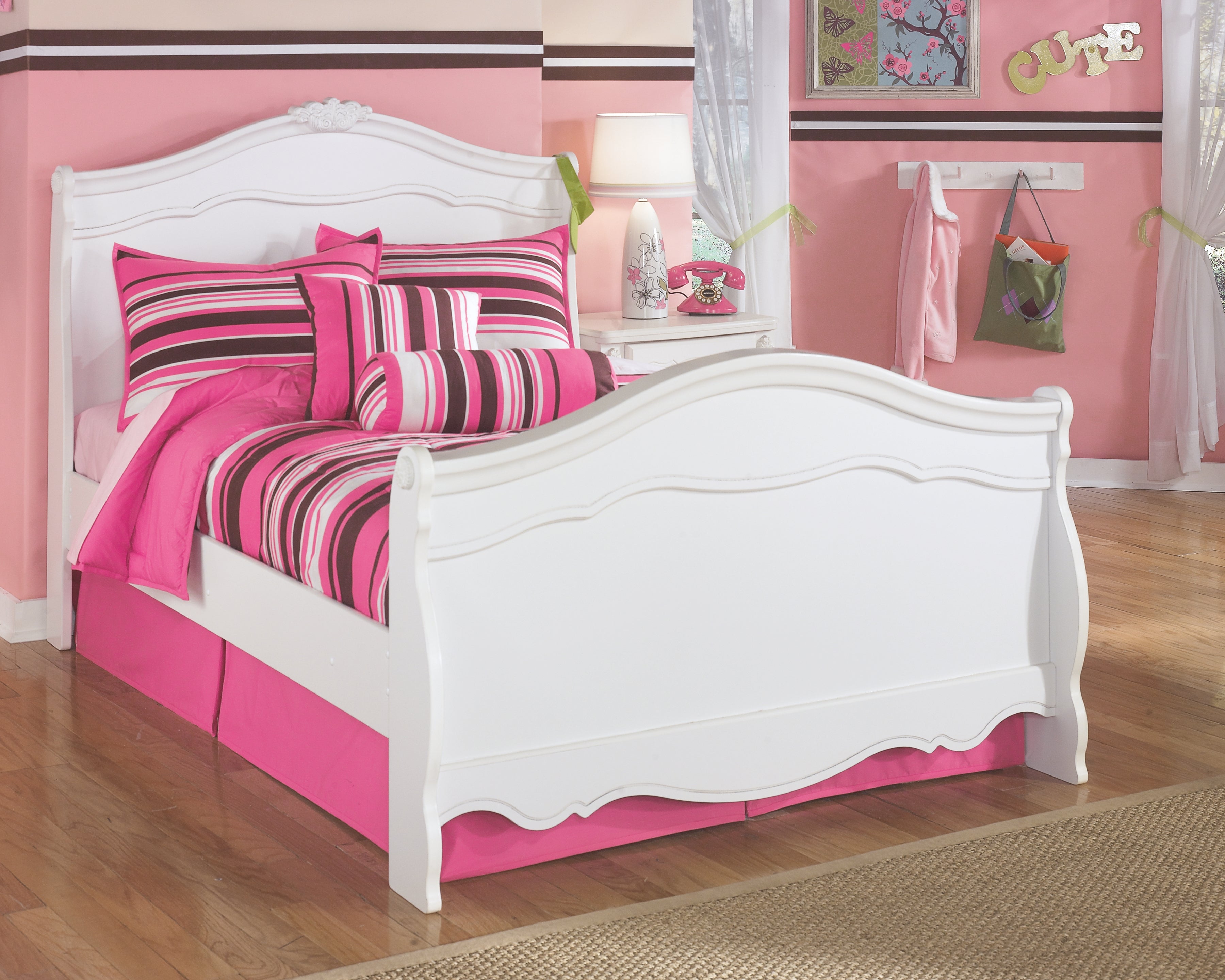 Exquisite Signature Design by Ashley Full Sleigh Bed