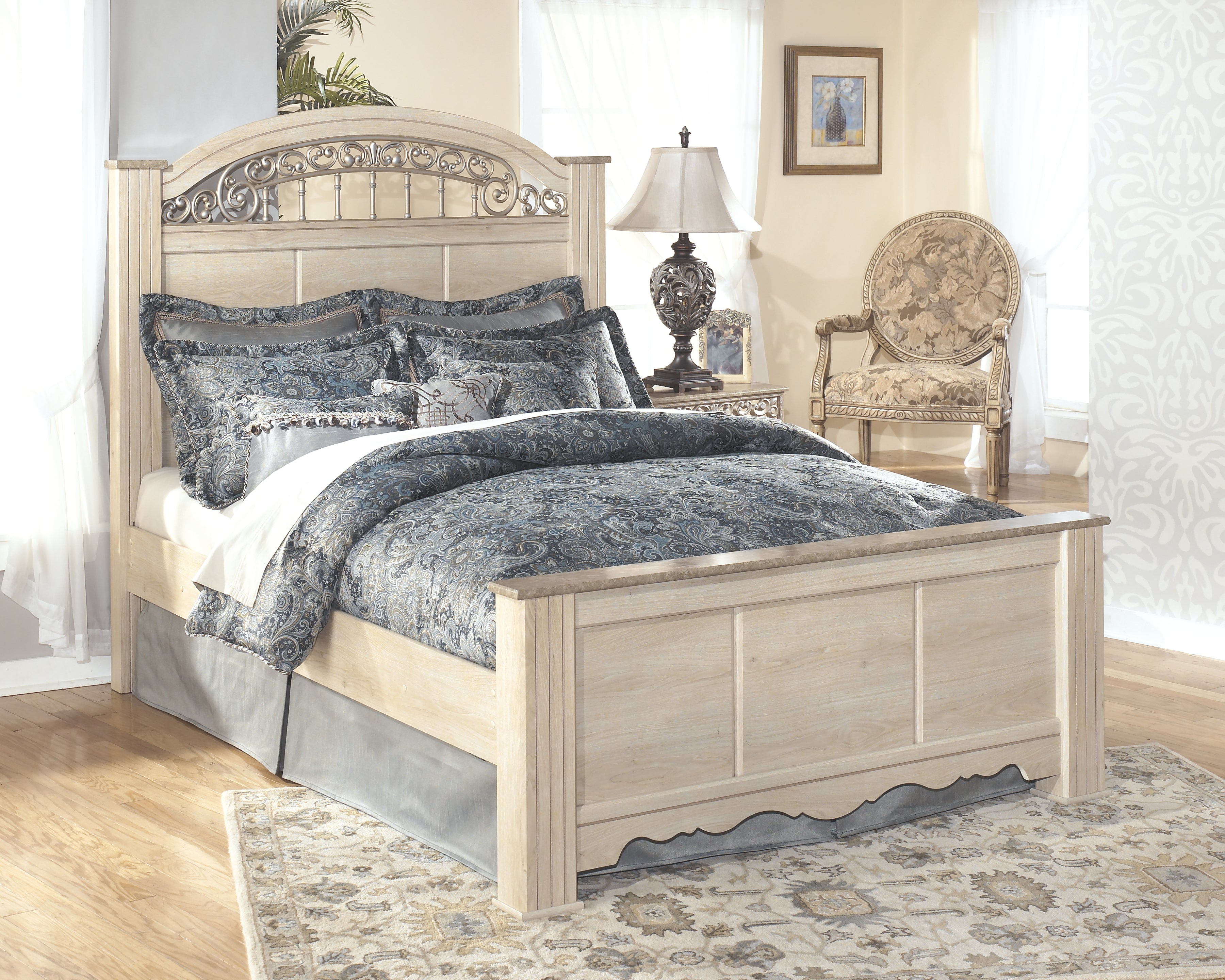 Catalina Signature Design by Ashley Queen Poster Bed