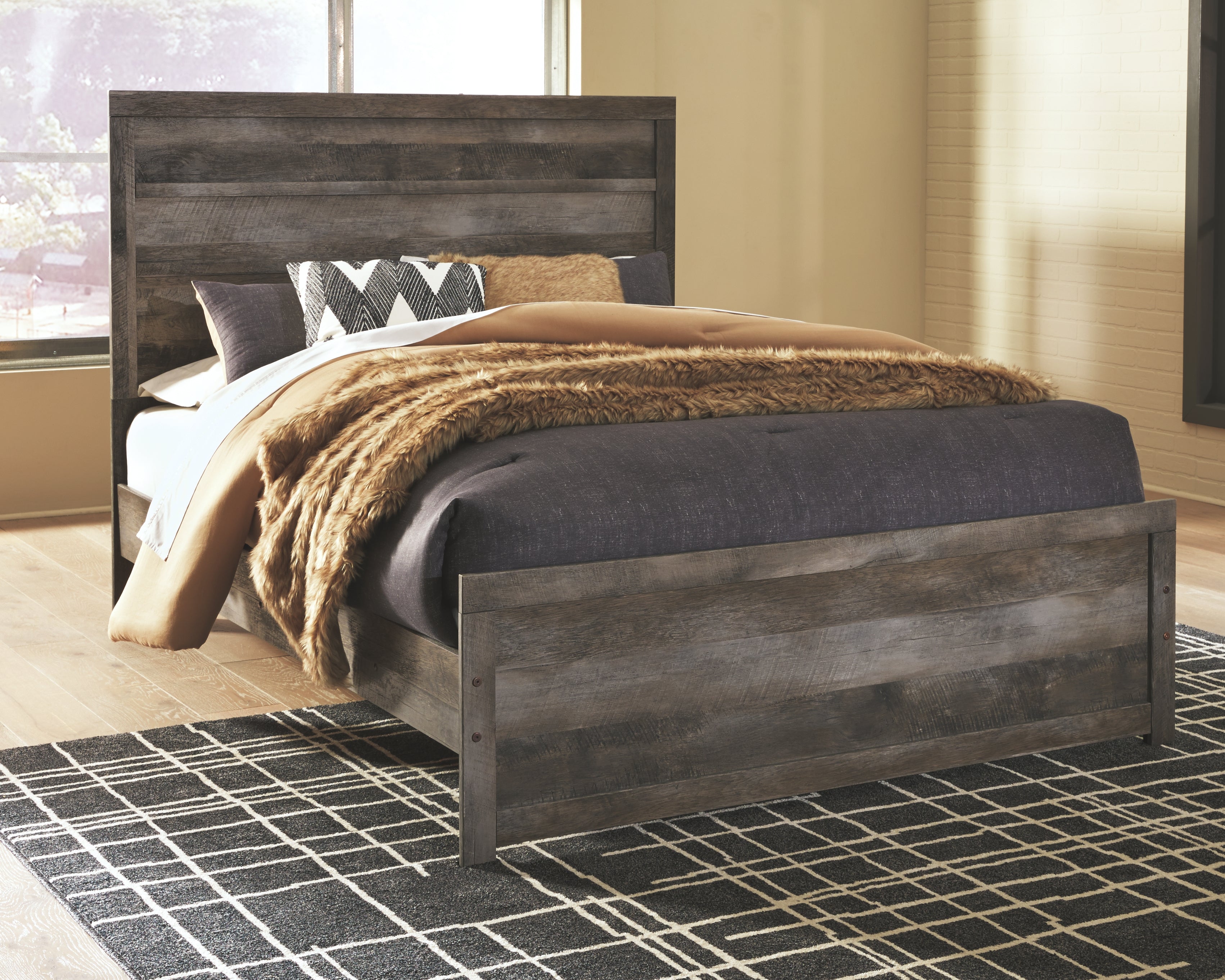 Wynnlow Signature Design by Ashley Queen Panel Bed