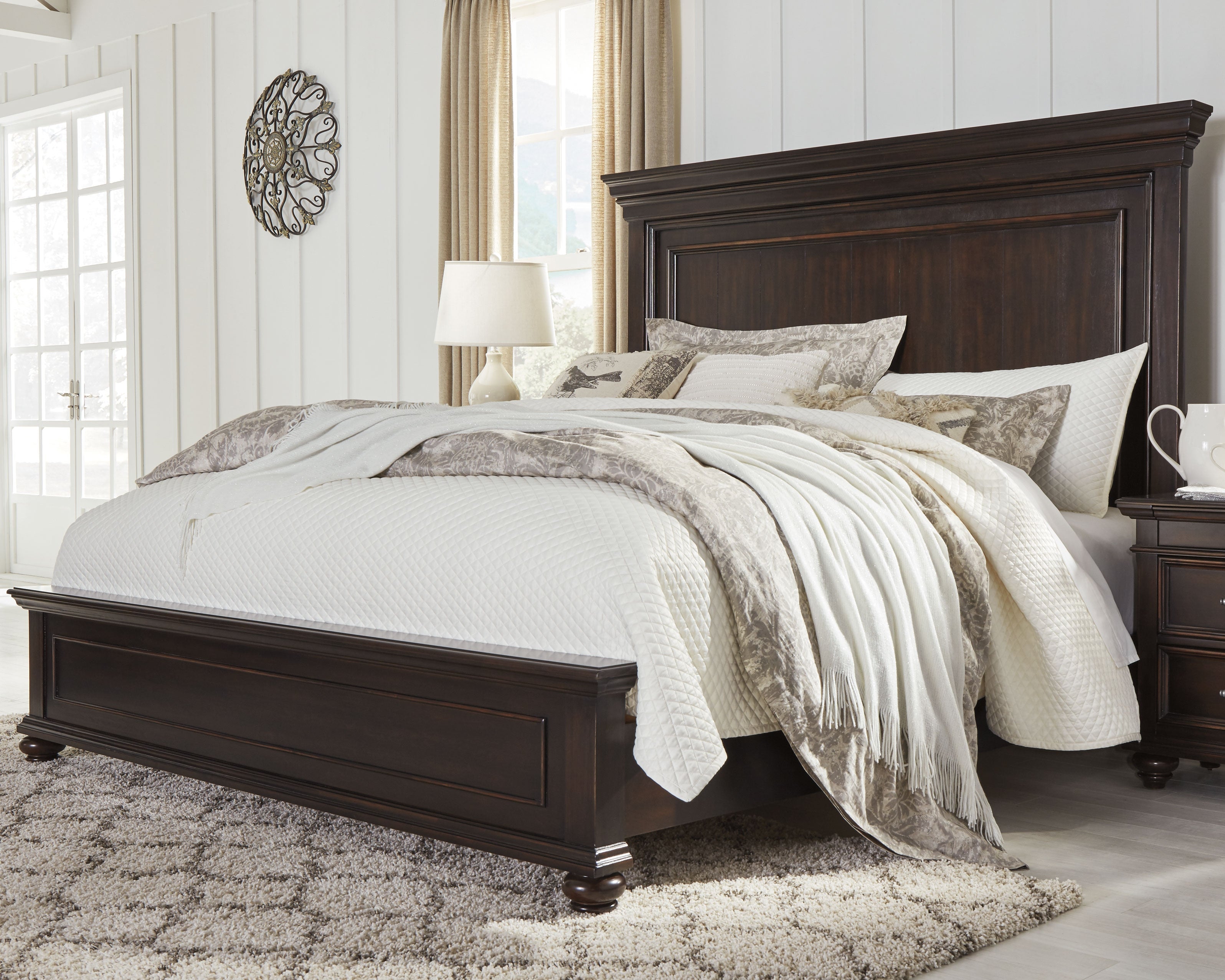 Brynhurst Signature Design by Ashley King Panel Bed