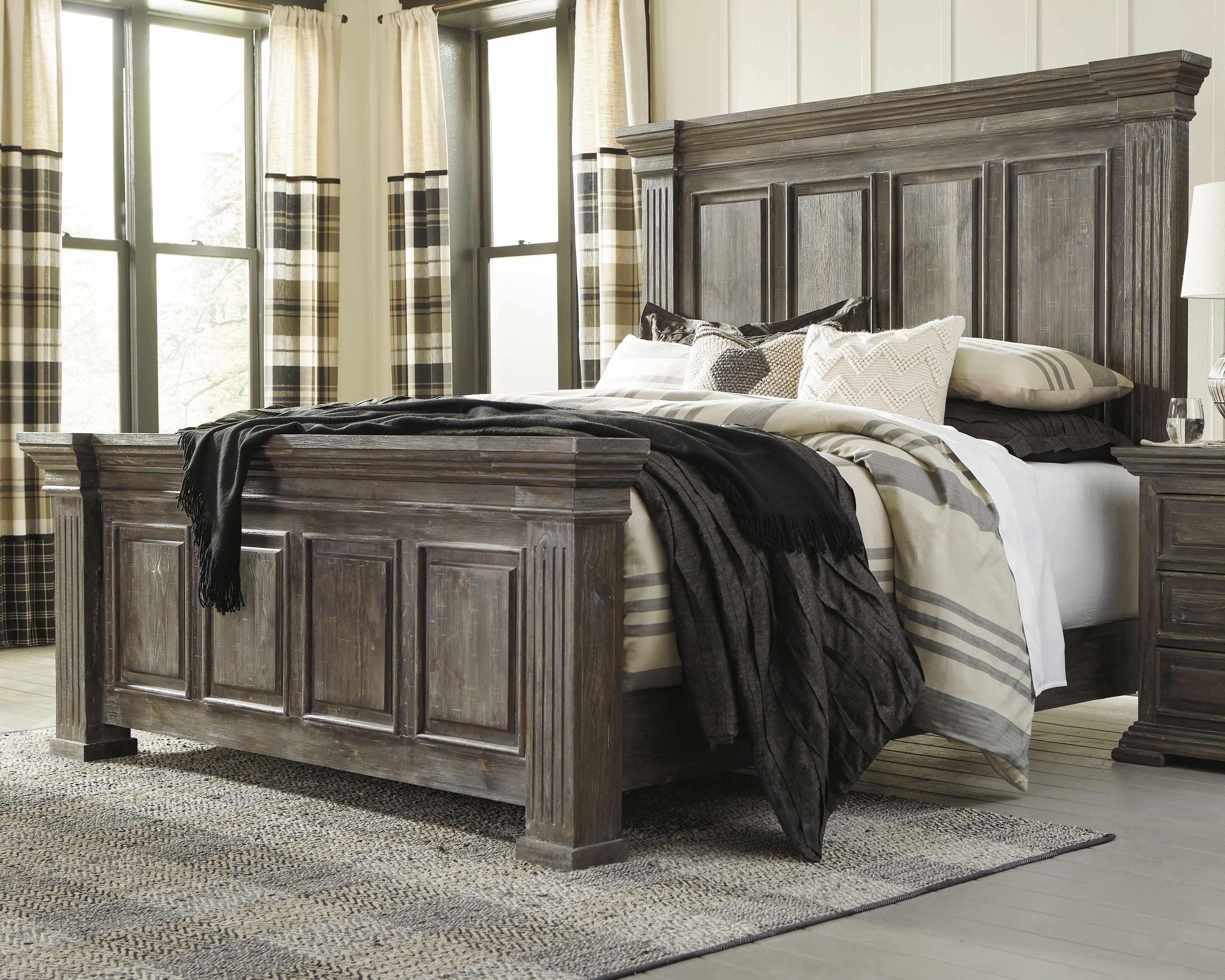 Wyndahl Signature Design by Ashley Queen Panel Bed